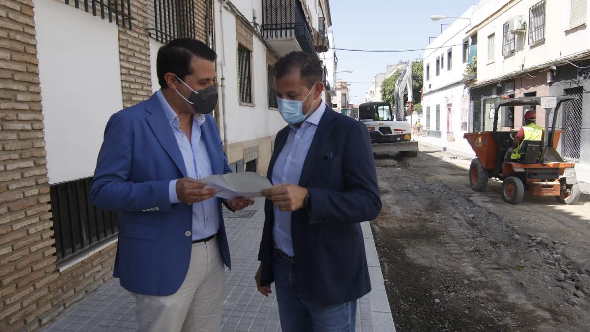 El alcalde, José María Bellido, y el teniente de alcalde, David Dorado, en la calle Colombia.