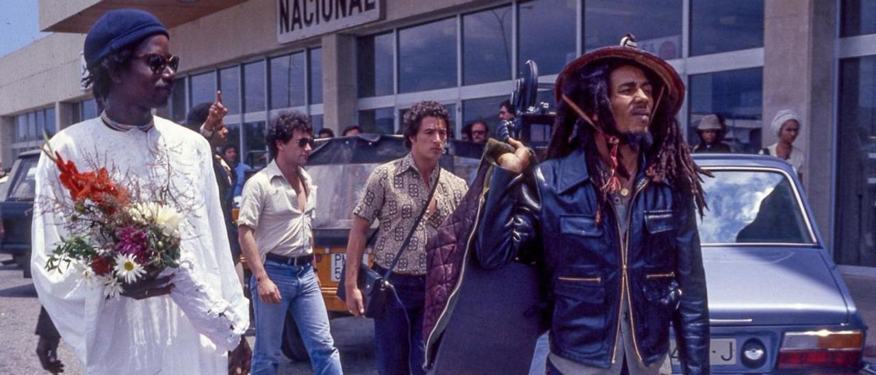 Bob Marley sale del aeropuerto de Ibiza en 1978.