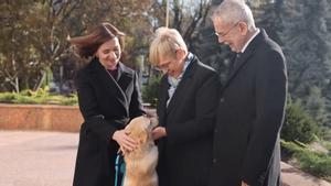 La presidenta de Moldavia Maia Sandu (centro) acaricia a su perro Codrut junto al presidente de Austria Alexander Van der Bellen y la presidenta de Eslovenia Natasa Pirc Musar, este viernes, en Chisinau, la capital moldava.