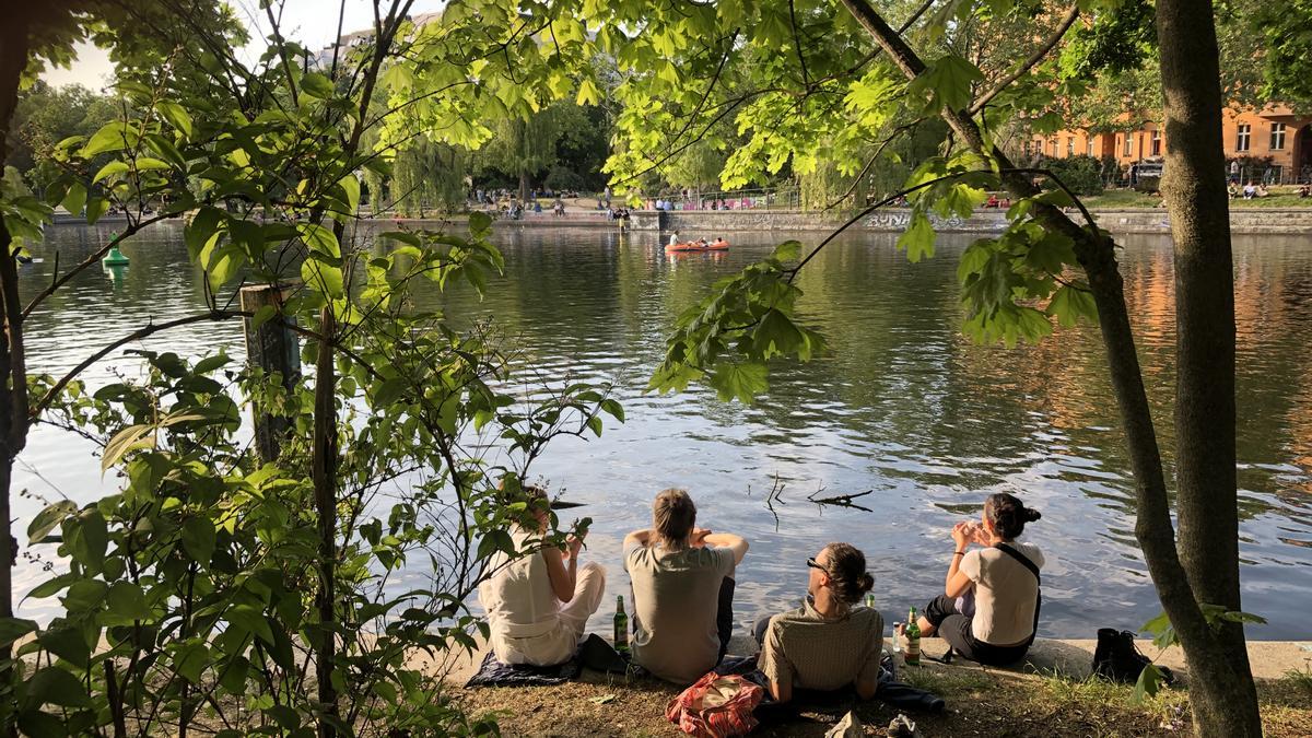 Botellón en el canal de Berlín.