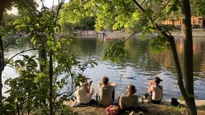 Botellón en el canal de Berlín.