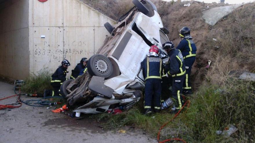 Cinco muertos al salirse una furgoneta de la calzada en Murcia