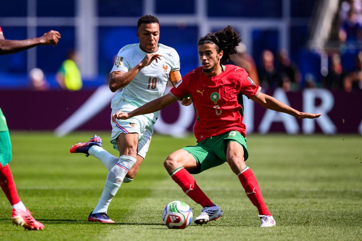 FILED - 09 July 2026, US, Foxborough: FILE PHOTO - Morocco's Ayyoub Bouaddi (R) and France's Kylian Mbappe battle for the ball during the 2026 FIFA World Cup quarterfinal soccer match between France and Morocco at Boston Stadium. Photo: Tom Weller/dpa 09/07/2026 ONLY FOR USE IN SPAIN. Tom Weller/dpa;soccer;football;sports;Moroccan player Ayyoub Bouaddi