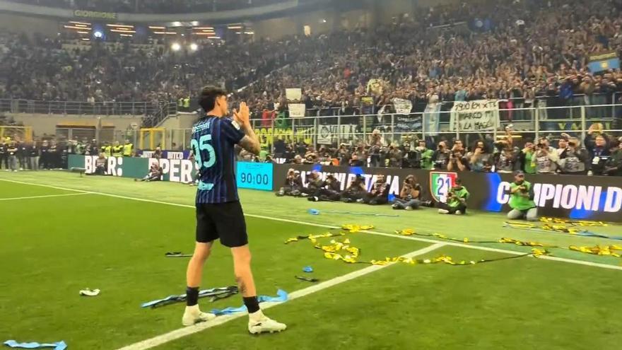 Bastoni celebra el Scudetto con el Inter de Milán.