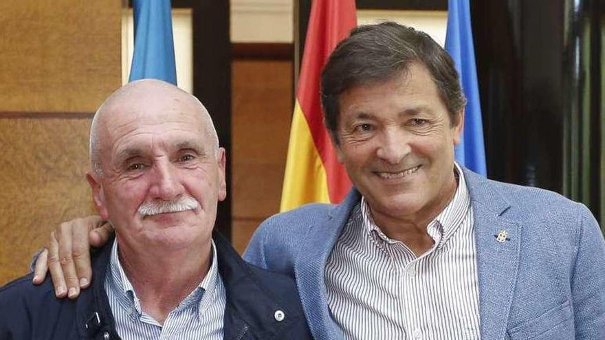 Miguel Fernández (a la izquierda) y Javier Fernández se saludan cordialmente en el encuentro mantenido ayer en Oviedo.