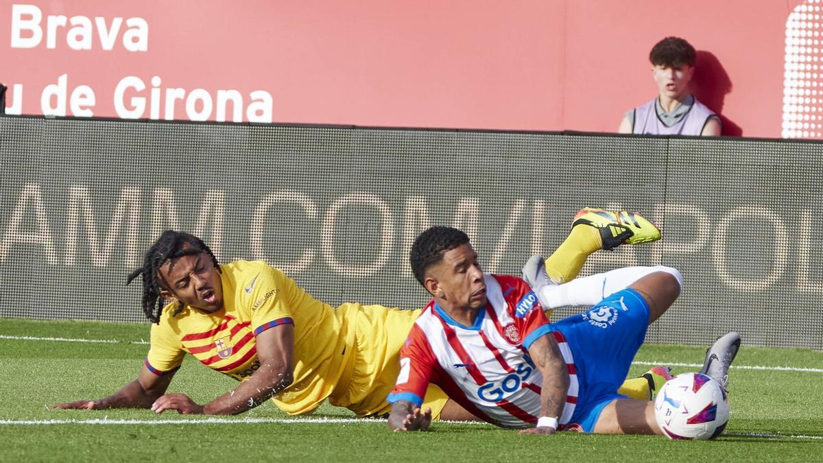Koundé derriba a Sávio en el Girona-Barça del pasado sábado.