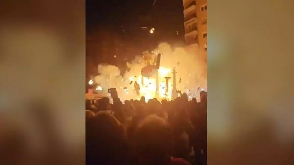 VÍDEO | La "cremà" de la falla Doctor Olóriz empieza con una explosión
