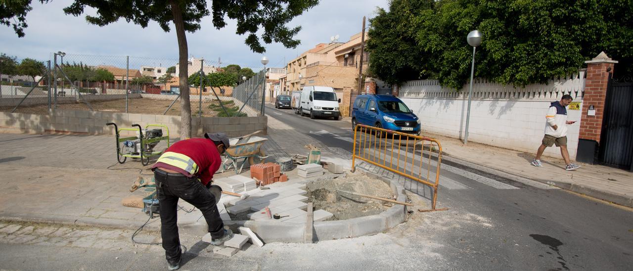 Retoques hoy en el barrio de Rabasa, cuya urbanización el Ayuntamiento da por terminada