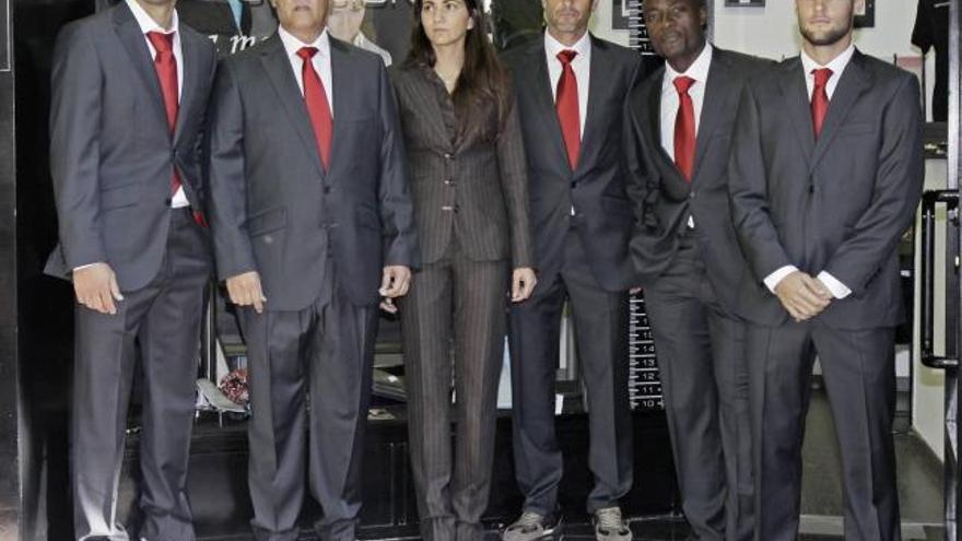 un traje a medida para el primer equipo. Los jugadores y técnicos del Mallorca tienen desde ayer nuevo uniforme. La plantilla hará sus desplazamientos vestida con el traje de corte italiano, que ha sido confeccionado a la medida para cada miembro del primer equipo. La empresa Mangas ha sido la encargada de diseñar el traje, de color gris plomo oscuro con pequeños detalles en rojo en el forro y botones de la americana. La camisa es blanca y la corbata, de seda natural, es roja.