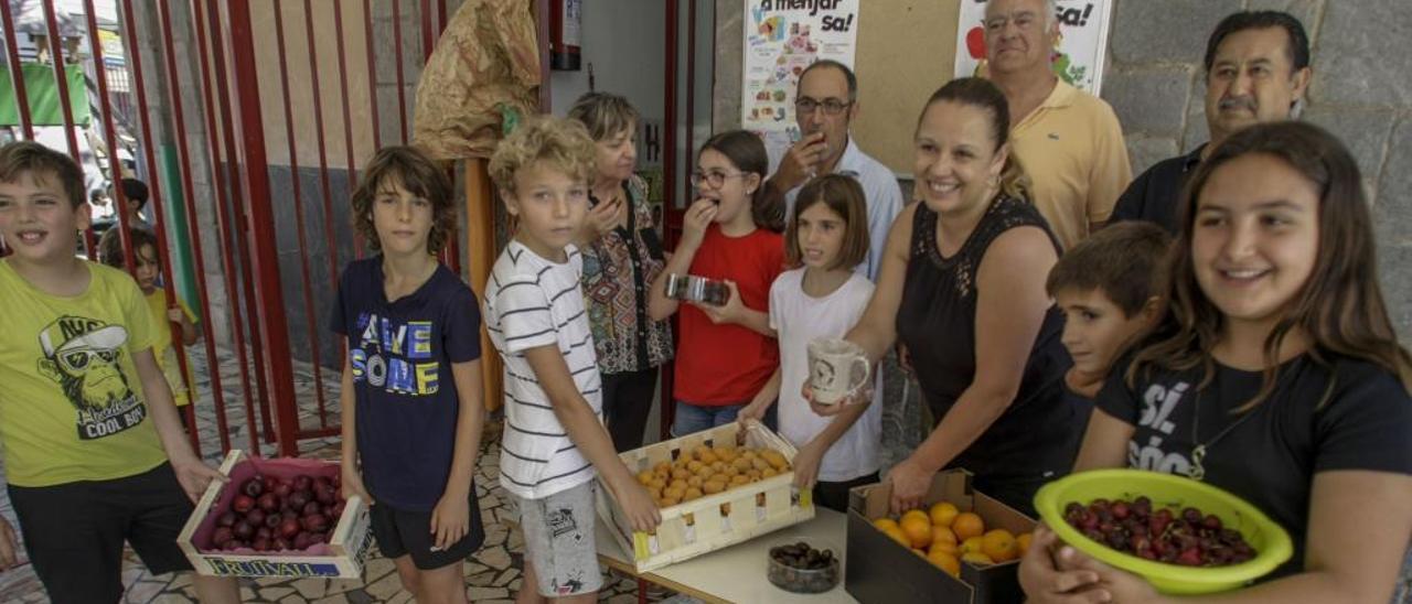 Diversas cajas de fruta fueron entregadas ayer por La Unió en el colegio Ferrández Cruz.