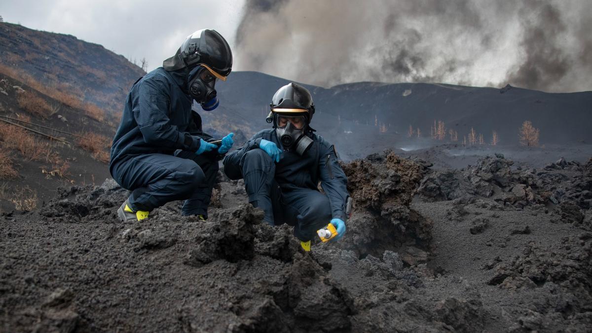 La UME mide la calidad del aire tras la erupción del volcán de La Palma