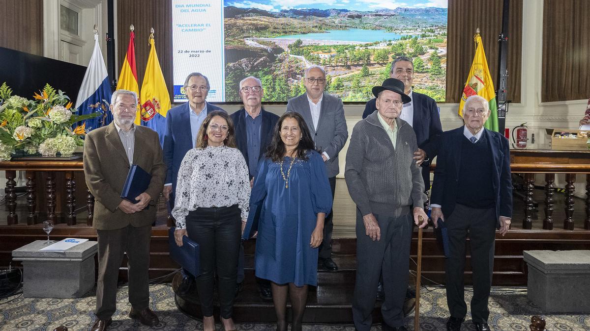 Los representantes del Cabildo junto a los seis homenajeados en la conmemoración del Día Mundial del Agua, en la sede de la Heredad de Arucas y Firgas