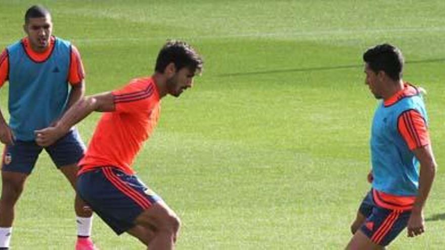 André, que conduce el balón, ante Bakkali y Enzo Pérez durante el entrenamiento.