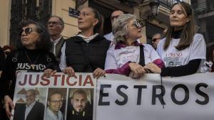 Asociaciones de victimas de la dana se concentran ante Las Corts durante la comparecencia de Carlos Mazon en la comision de investigacion por la dana