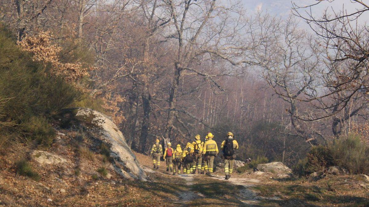 Los efectivos de extinción se dirigen a pie a la zona del incendio de La Tejera.