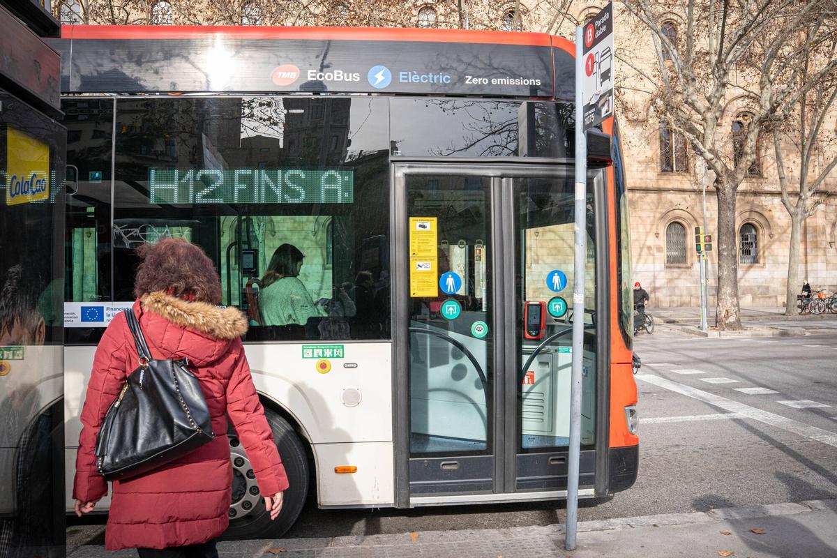 La mujer es la principal usuaria del transporte público, como reflejan los datos sobre el comportamiento de la población en su movilidad.