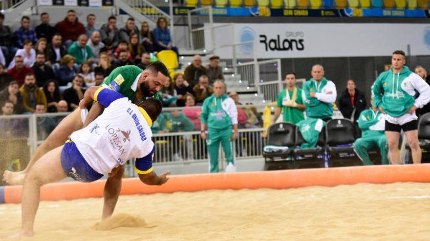 Agustín González, &#039;Pollo de La Herradura&#039;, tumba a Moisés Pérez durante la final de Liga entre Estrella y Gáldar.