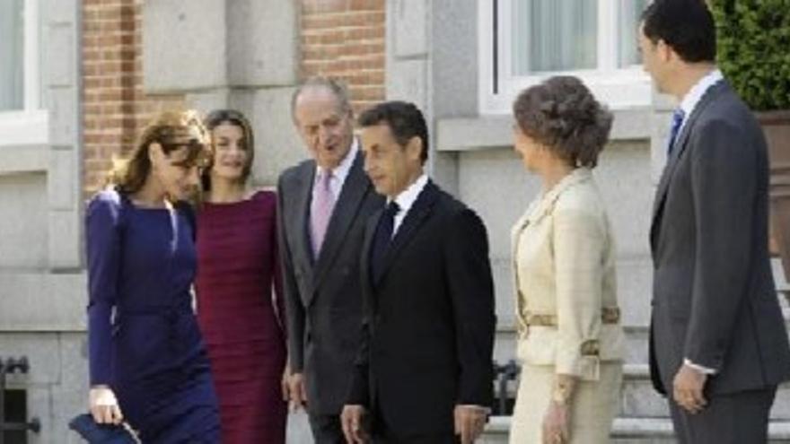 Los Reyes dan la bienvenida a Sarkozy y Bruni en su primera visita de Estado