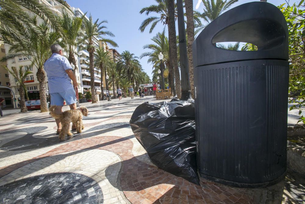 Teselas fuera de su sitio, suciedad, agujeros y grietas en el paseo de la Explanada