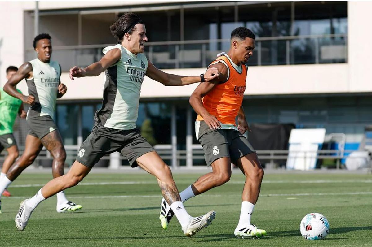 Álvaro Carreras ha realizado su primer entrenamiento con el Real Madrid.