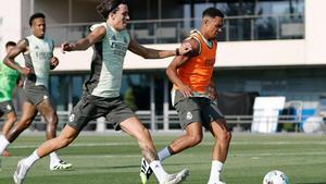 Álvaro Carreras ha realizado su primer entrenamiento con el Real Madrid.