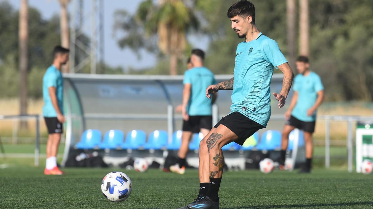 Álex Meléndez controla el balón durante una sesión de trabajo en la Ciudad Deportiva.