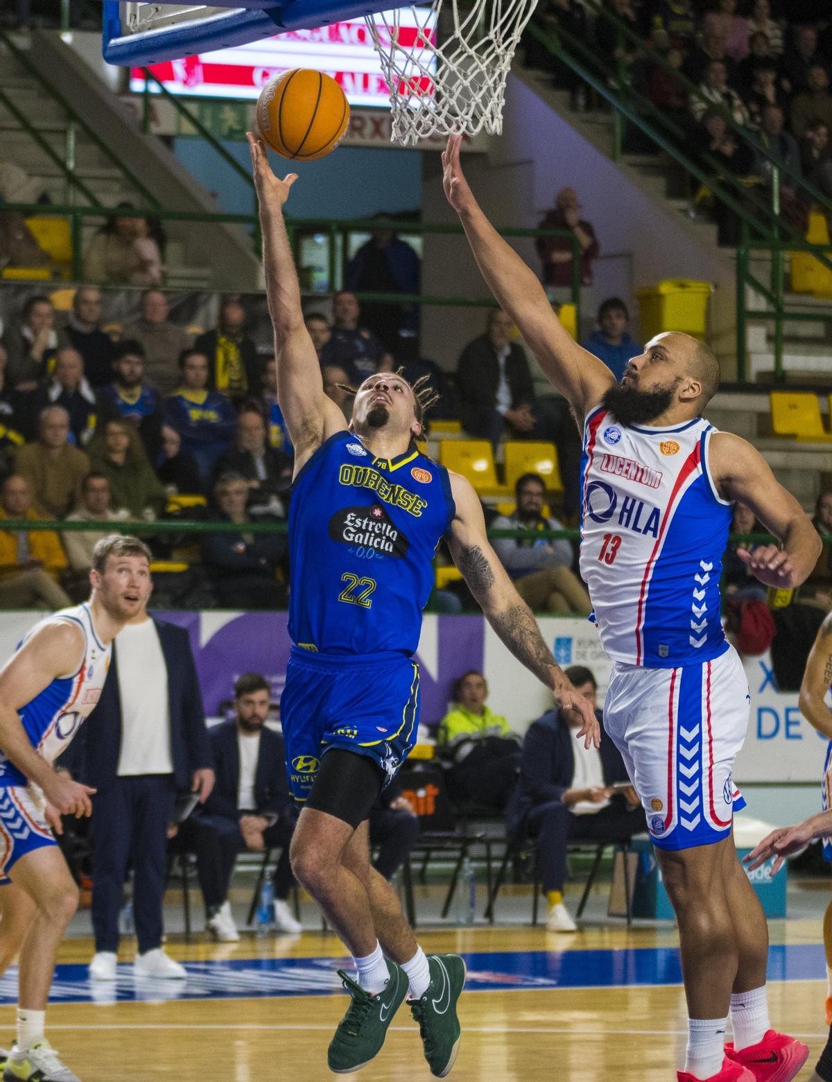 Kalscheur trata de anotar a una mano mientras Larsen pretende evitarlo