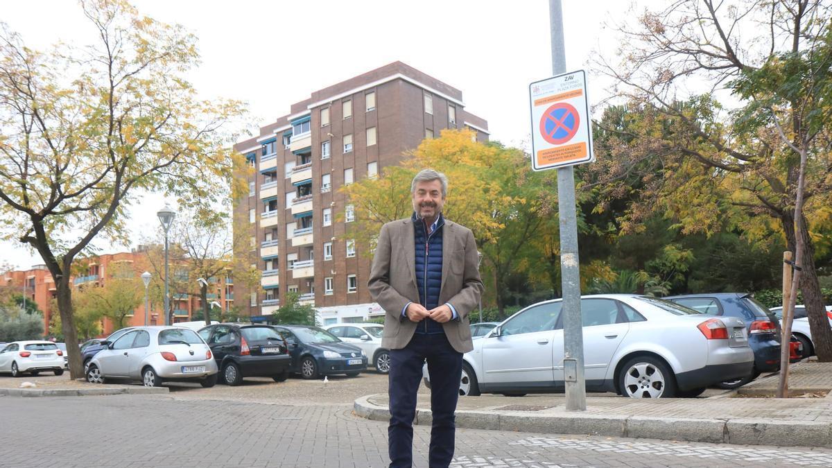 El concejal de Movilidad, Miguel Ángel Torrico, junto a la señalización de la zona naranja junto a la Plaza de Toros.