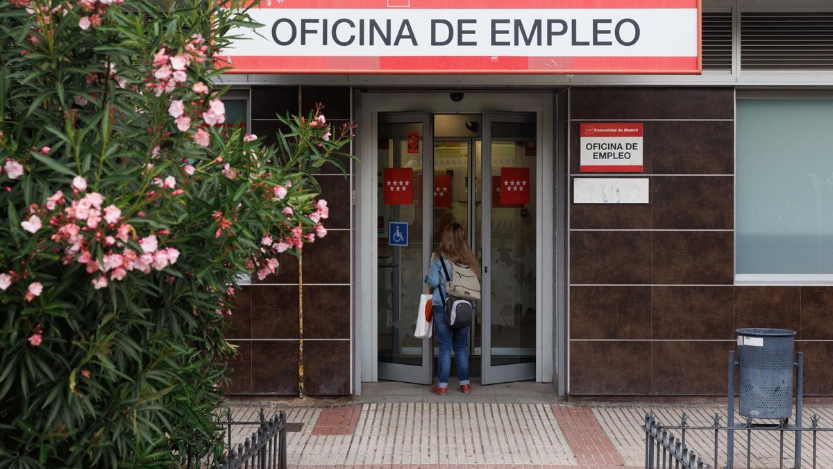 02/06/2023 Una mujer entra en una Oficina de Empleo, a 2 de junio de 2023, en Alcorcón, Madrid (España). El número de parados registrados en las oficinas de los servicios públicos de empleo bajó en 49.260 personas en mayo en relación al mes anterior (-1,8%) impulsado, sobre todo, por el sector servicios, que concentró el 70% de la caída del desempleo. La contratación indefinida disminuye un 14,4% en el último año y supone el 44,2% del total, mientras que la temporal se reduce un 13,9%. De este modo, al finalizar mayo, el número total de parados se situó en 2.739.110 personas, su menor nivel en este mes desde 2008, según datos publicados este viernes por el Ministerio de Trabajo y Economía Social. ECONOMIA Eduardo Parra - Europa Press
