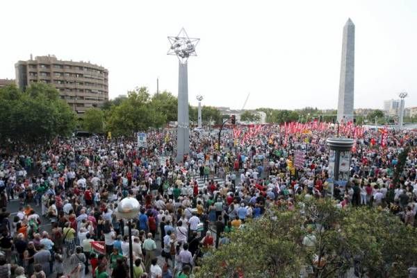 Miles de personas se manifiestan en Zaragoza