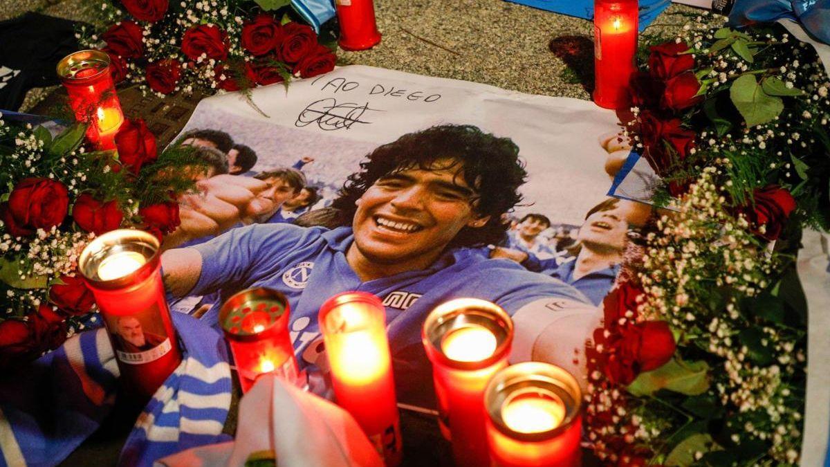 Flores por la muerte de Maradona.