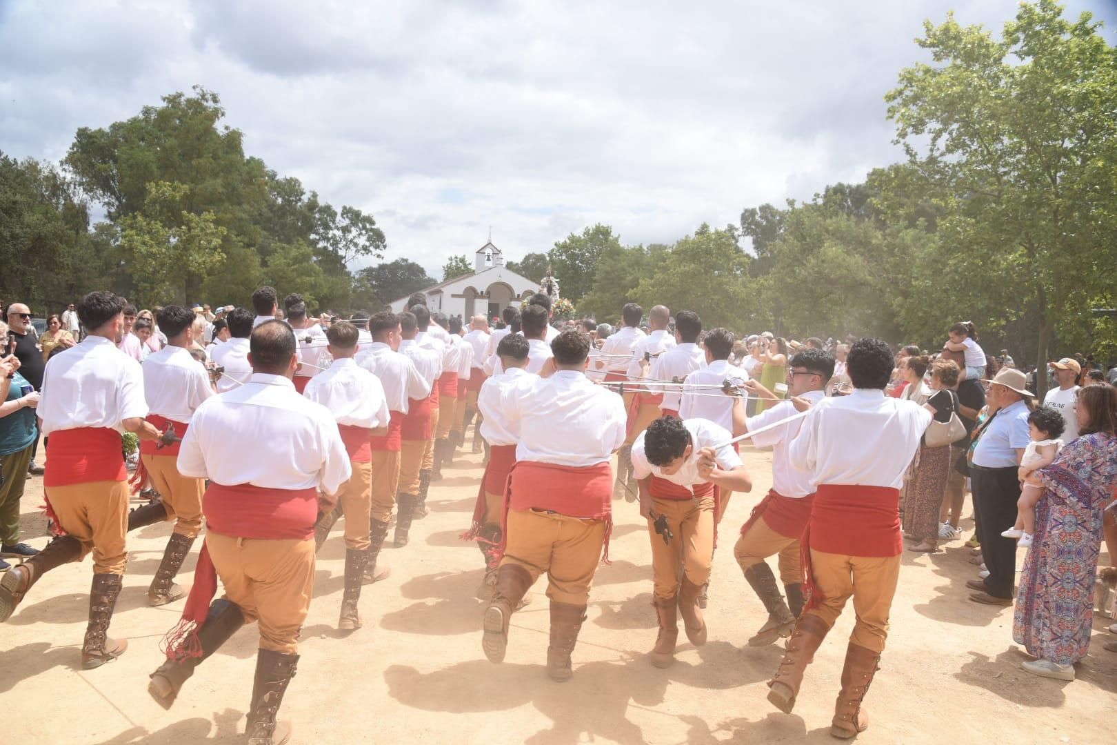 Obejo celebra su tradicional Danza de las Espadas en honor de San Benito