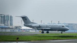 El avión de la Fuerza Aérea Argentina en el que han sido extraditados la esposa y los hijos de Fito aterriza en Guayaquil, este viernes.