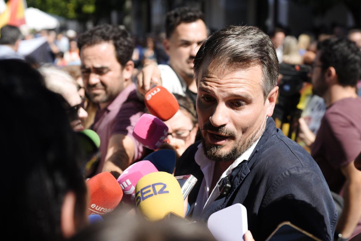 El vicepresidente de la Junta, Abel Bautista, durante sus declaraciones a los medios tras la concentración de apoyo a Ceuta celebrada en Mérida.