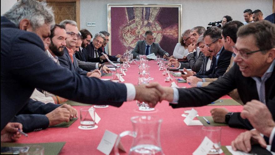 Reunión del Gobierno de Ángel Víctor Torres (en el centro) con los alcaldes de la Fecam el pasado lunes.