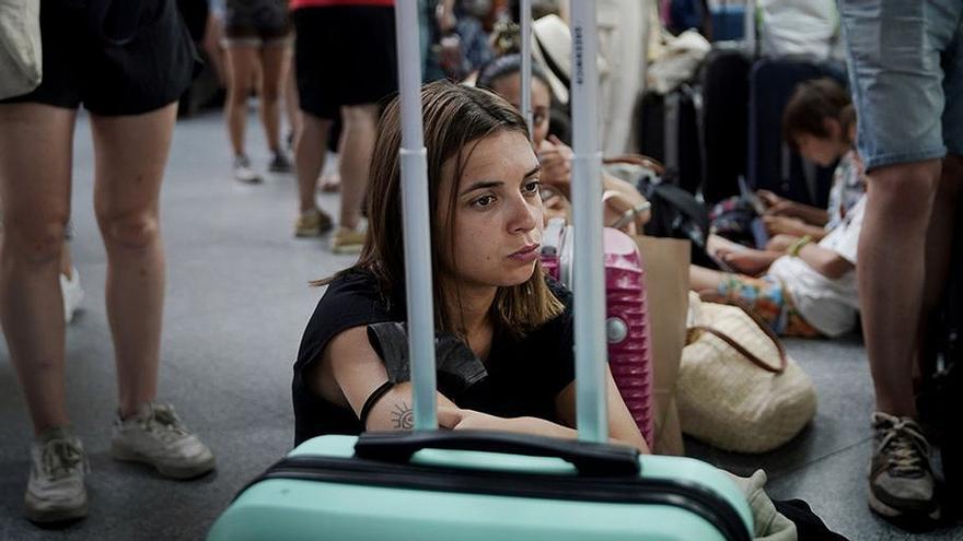 Pasajeros en la estación de Atocha afectados por la suspensión del servicio entre Madrid y Barcelona.