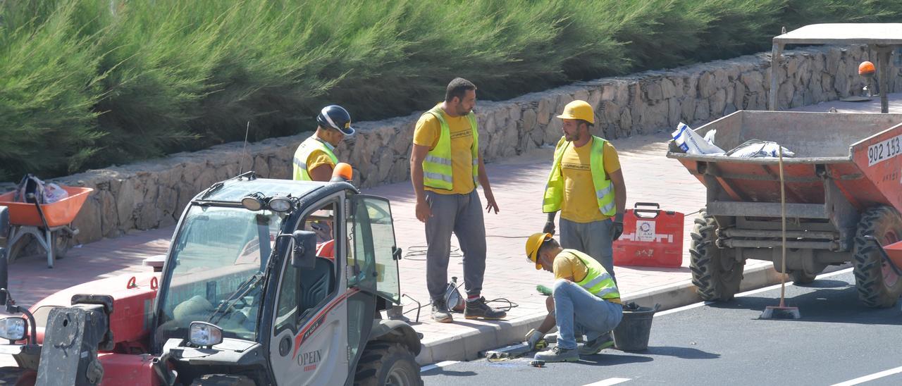 Operarios trabajan en una vía pública canaria.