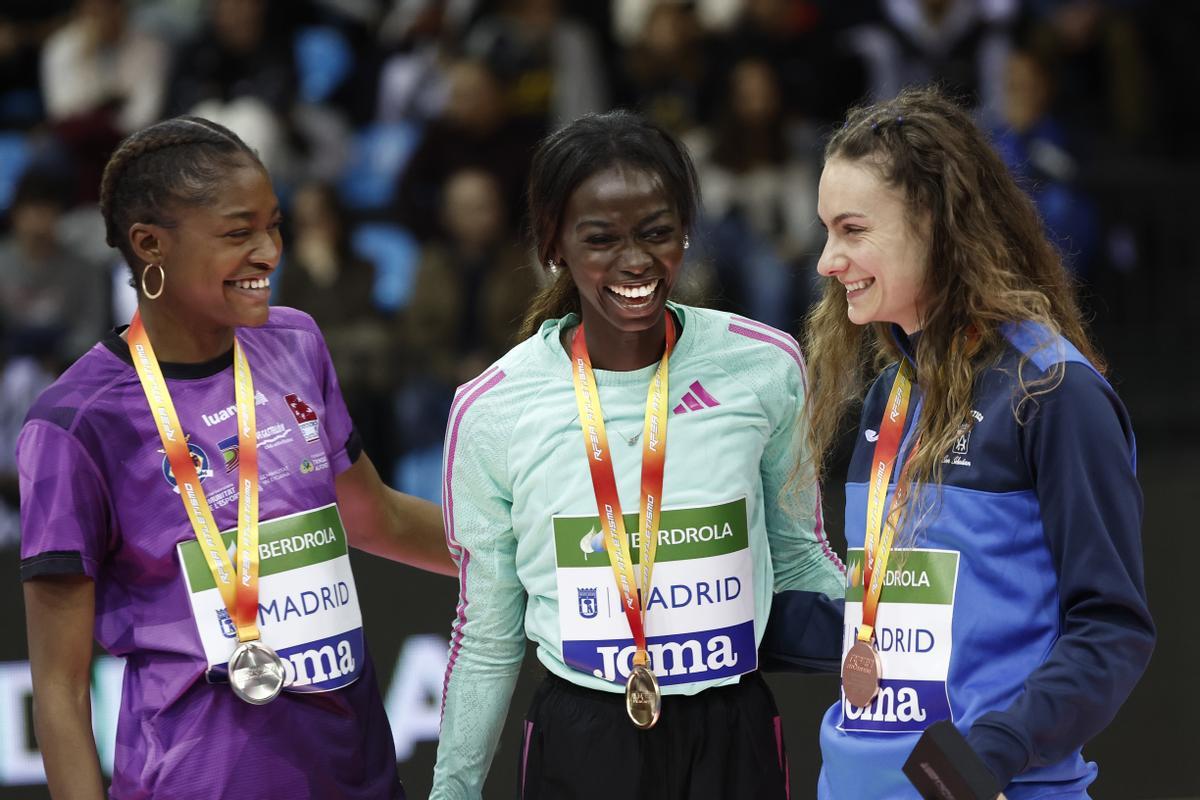 Podio de la longitud femenina