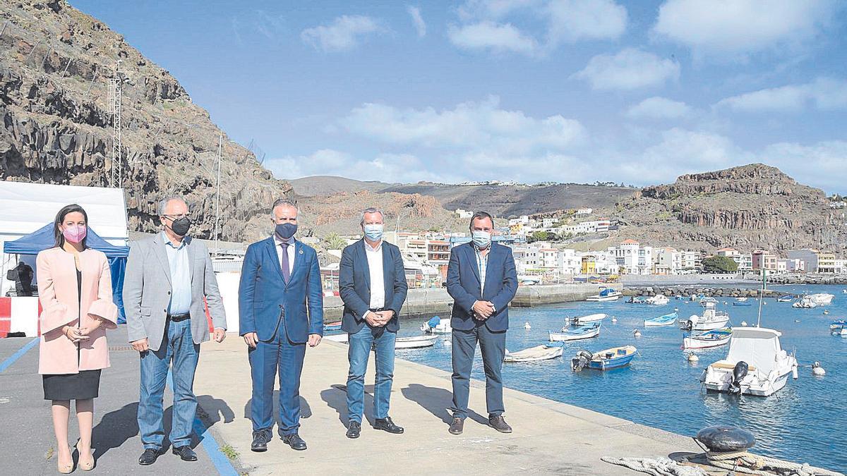 De izquierda a derecha, Yaiza Castilla, consejera de Turismo; Casimiro Curbelo, presidente del Cabildo de La Gomera; Ángel Víctor Torres, presidente de Canarias; Sebastián Franquis, consejero de Obras Públicas; y Manuel Plasencia, alcalde de Alajeró, en la presentación del nuevo Puerto de Playa Santiago.