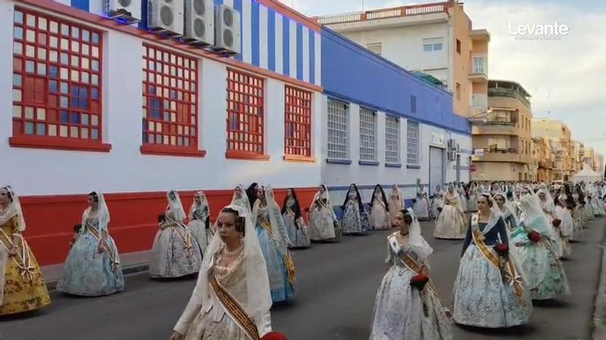 Multitudinaria ofrenda de las fallas de Alzira a la patrona