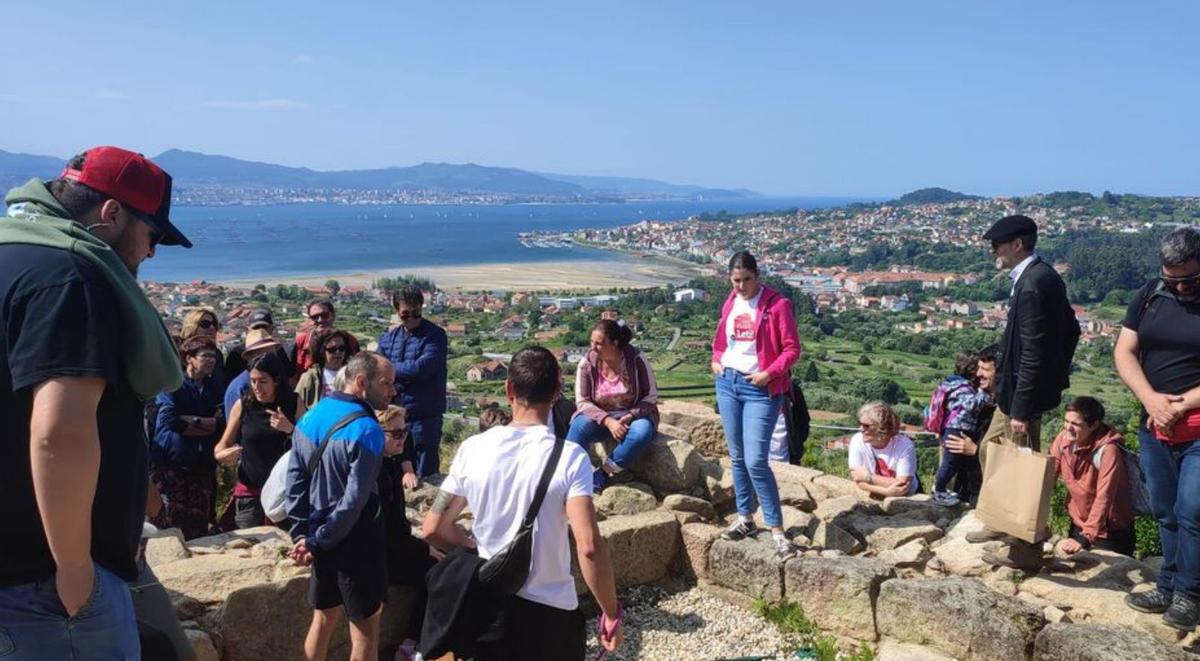 Leticia Santos, Daniel Rodas, Kevin González y María Sanluis, en Tirán. Abajo, la andaina a la Torre de Meira. |   // FARO