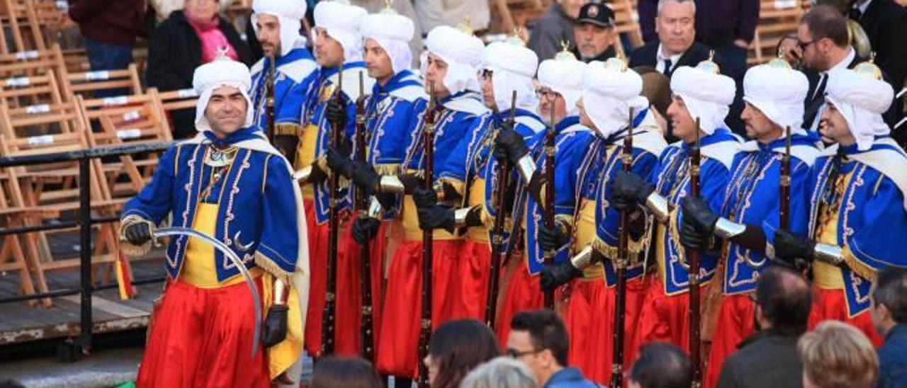 Imagen de la Filà Berberiscos desfilando durante la Primera Diana de las Fiestas de Moros y Cristianos de 2014