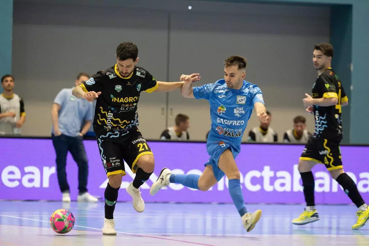 El jugador del Gasifred Vicent Valdés pugna el esférico en el duelo ante el Inagroup El Ejido FS.