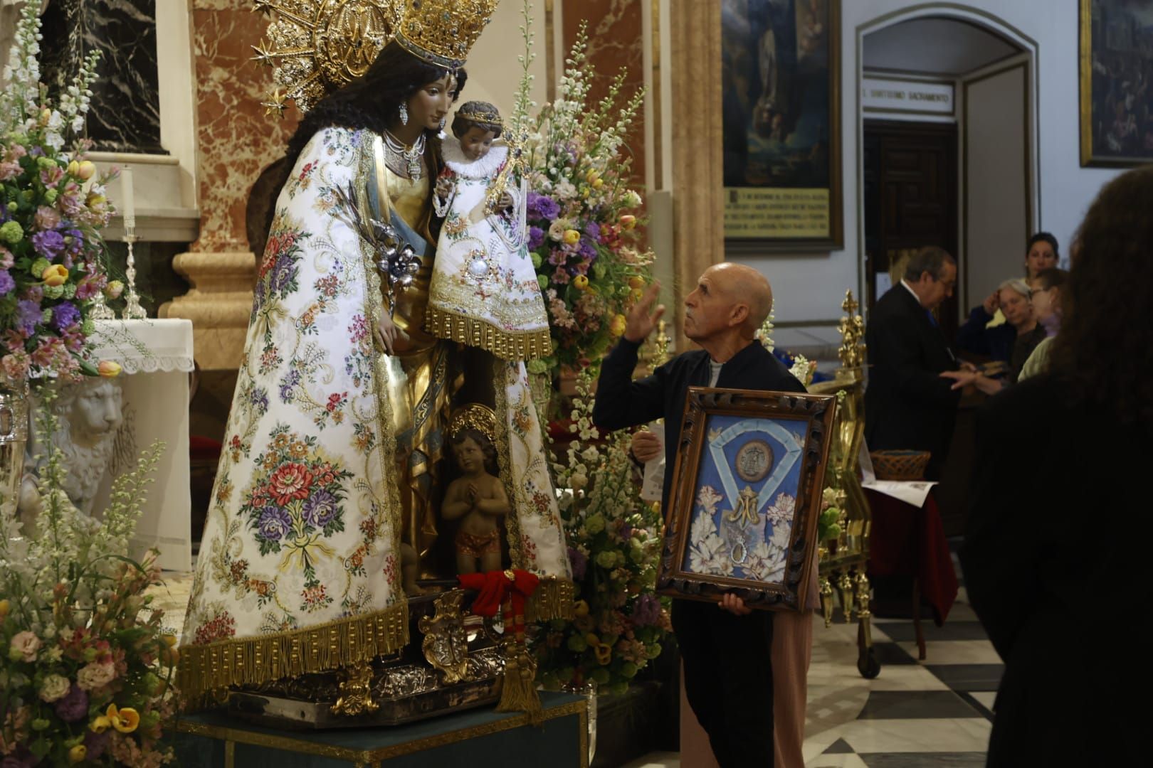 Comienza el besamanos a la virgen