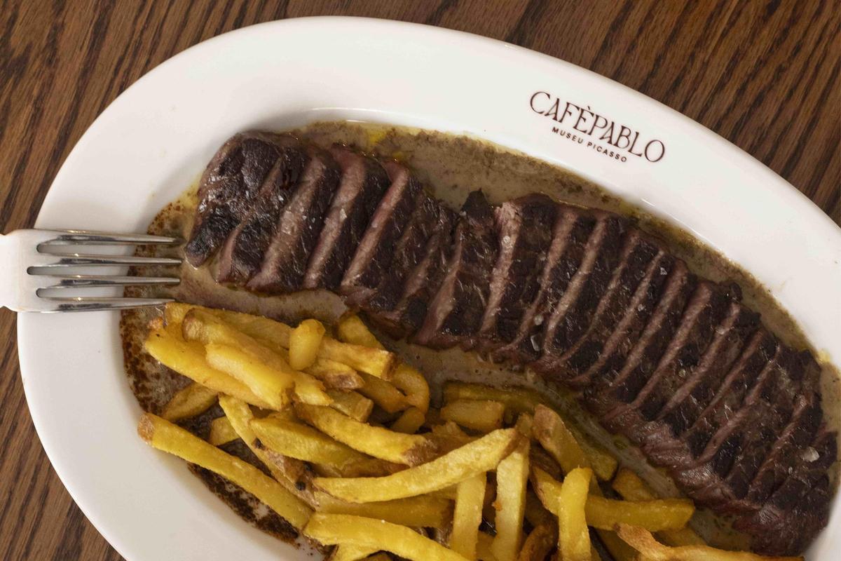 El plato de entrecôt con salsa café de parís de Cafè Pablo.