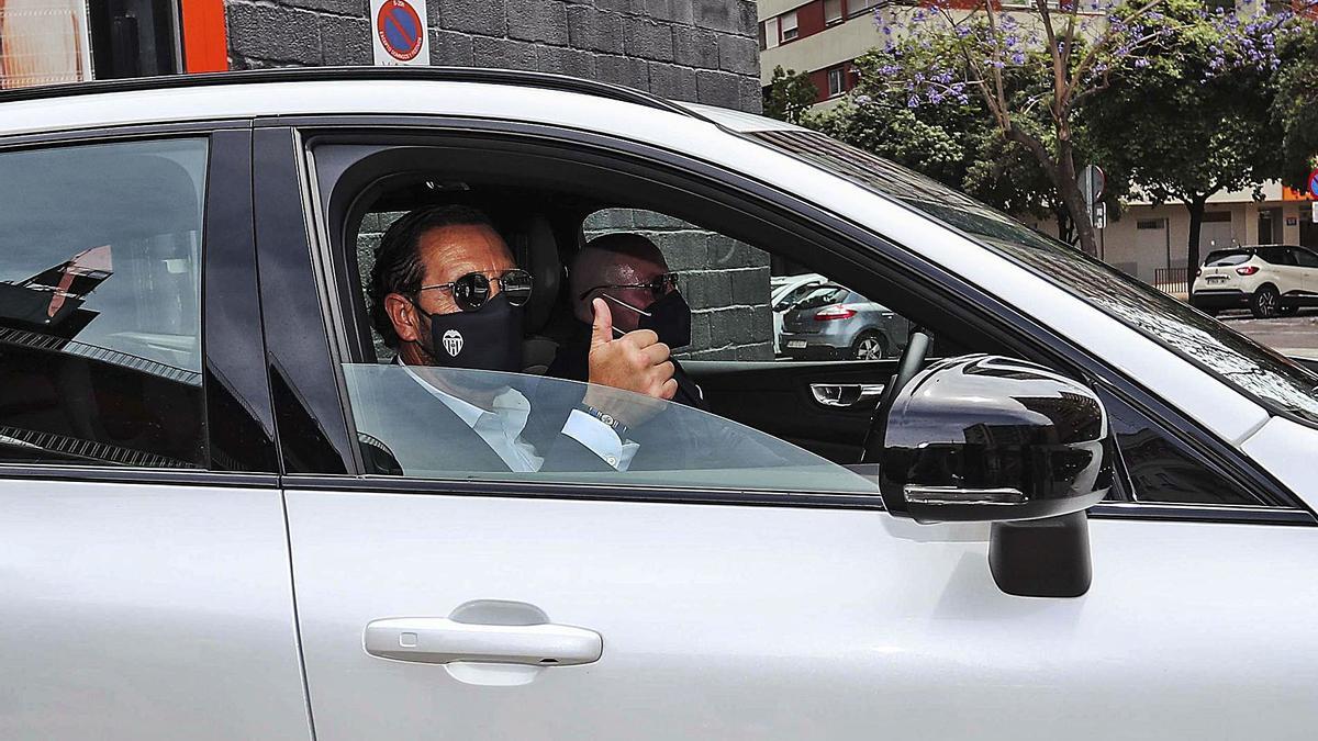 José Bordalás abandona el campo de Mestalla, después de su presentación. | F.CALABUIG