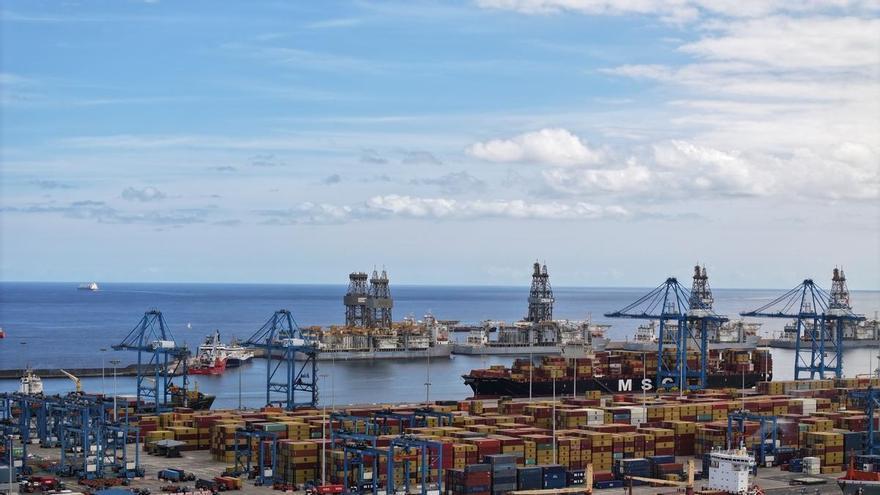 El Puerto de Las Palmas prepara sus muelles para instalar nuevos radares de seguridad marítima
