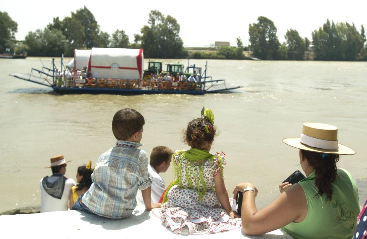 Carretas de una hermandad del Rocío cruzando el Rio Guadalquivir en la barcaza de Coria del Rio.