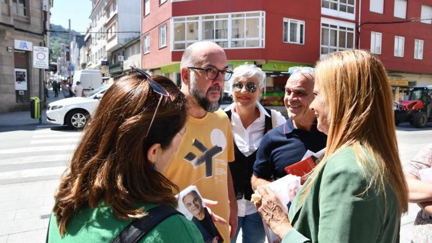 Carmela Silva y Camilo Macenlle, ayer con el librero Fernando Miranda.