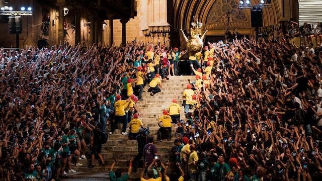 Baixada de l’Àliga, un dels actes més multitudinaris de les festes de Santa Tecla de Tarragona. | EL PERIÓDICO